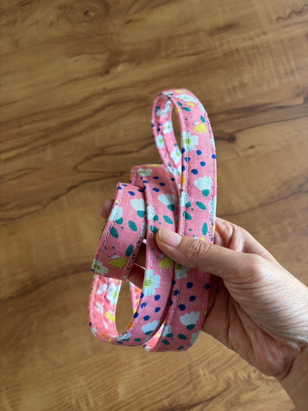 The matching quilted daisy-print strap